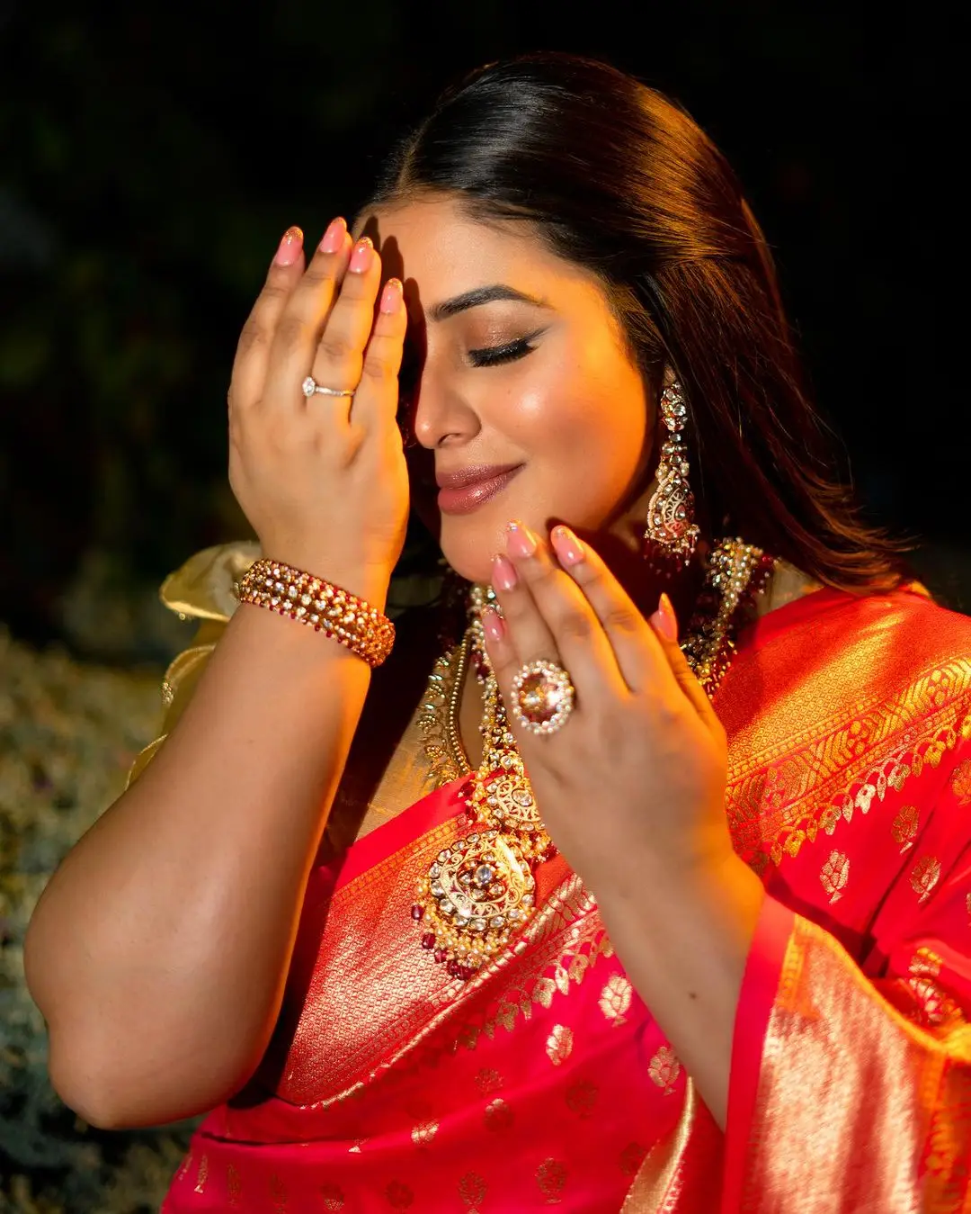 SHAMNA KASIM WEARING BEAUTIFUL EARRINGS JEWELLERY ORANGE DESIGNER SAREE 7